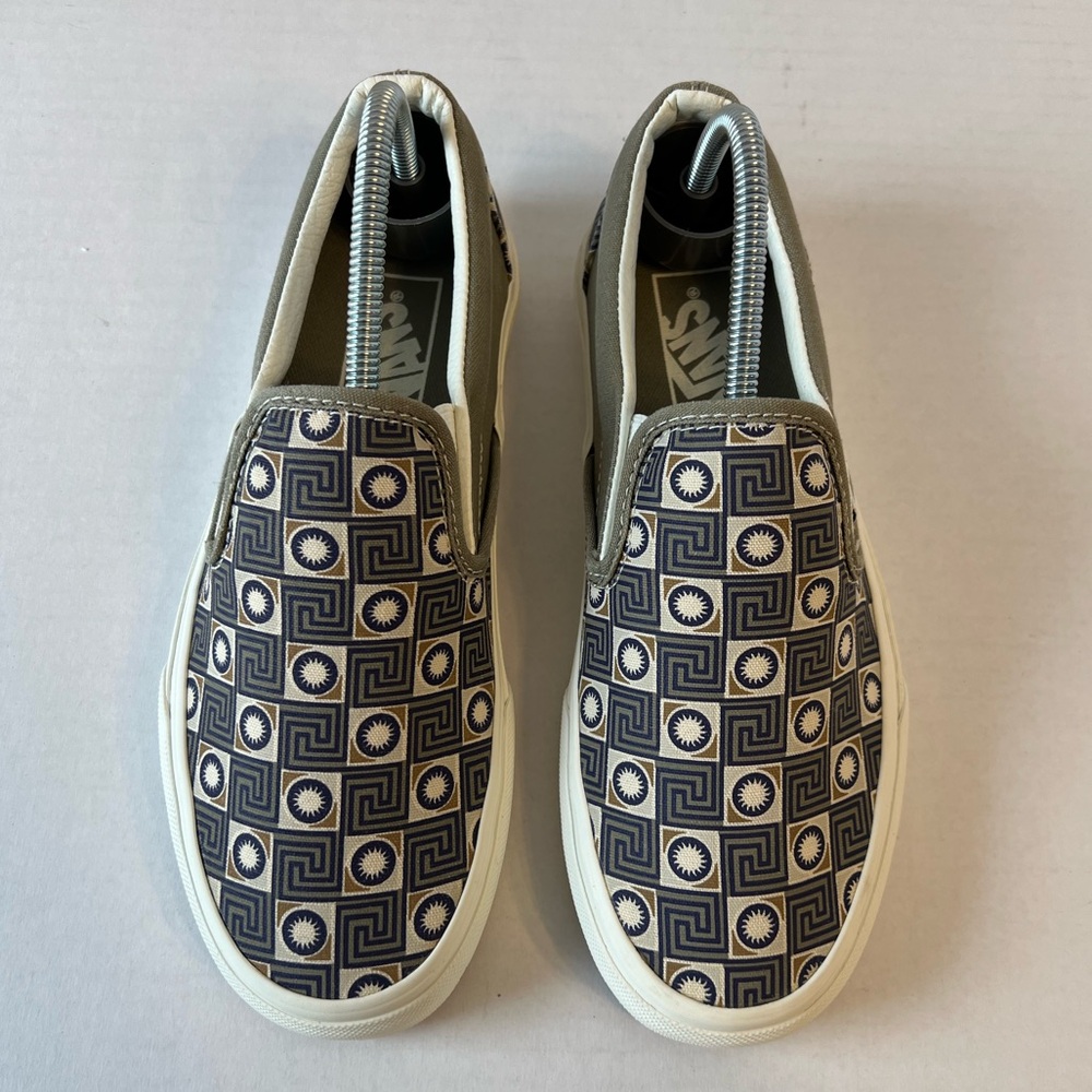 Vans Off The Wall Geo Trek Classic Slip-On Shoe
Size 7‎